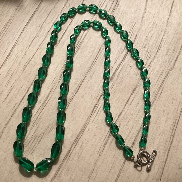 Vintage green glass bead necklace - Picture 1 of 7